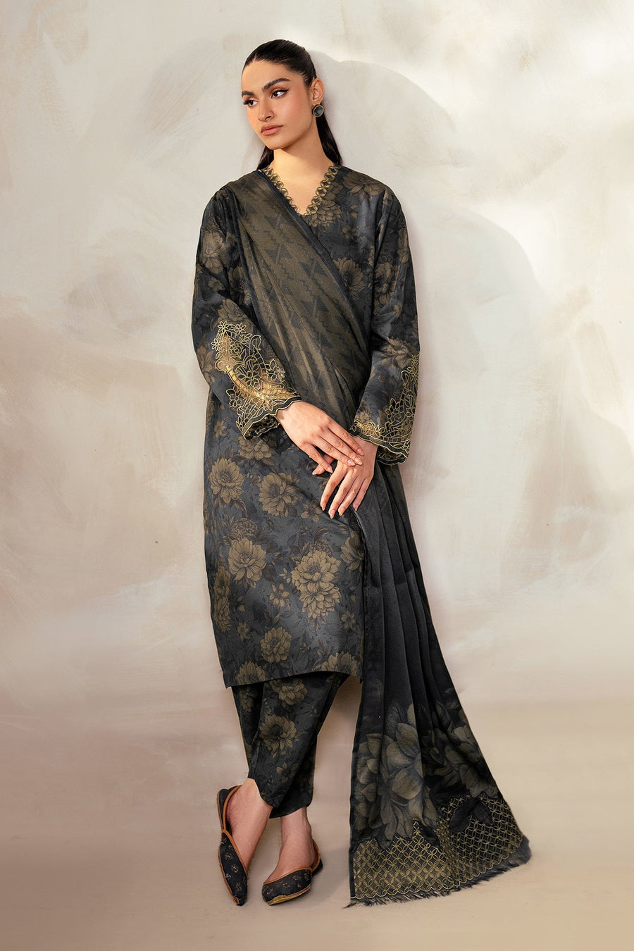Unstitched '24 - Embroidered Khaddar Uf-4029 (RTS) photo 3