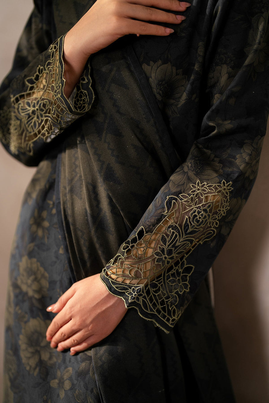 Unstitched '24 - Embroidered Khaddar Uf-4029 (RTS) photo 4