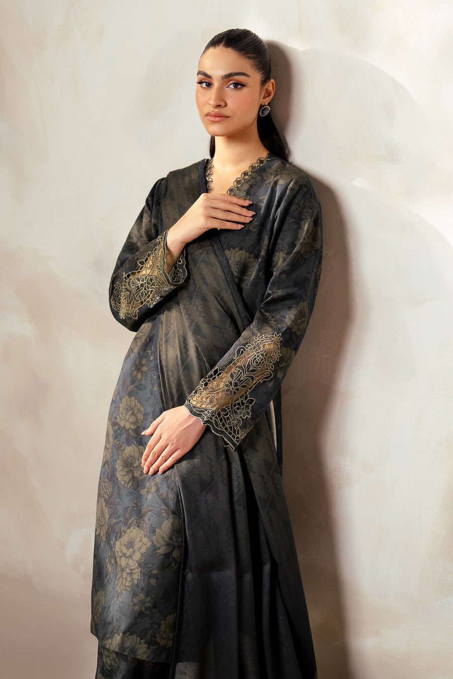 Unstitched '24 - Embroidered Khaddar Uf-4029 (RTS) photo 5