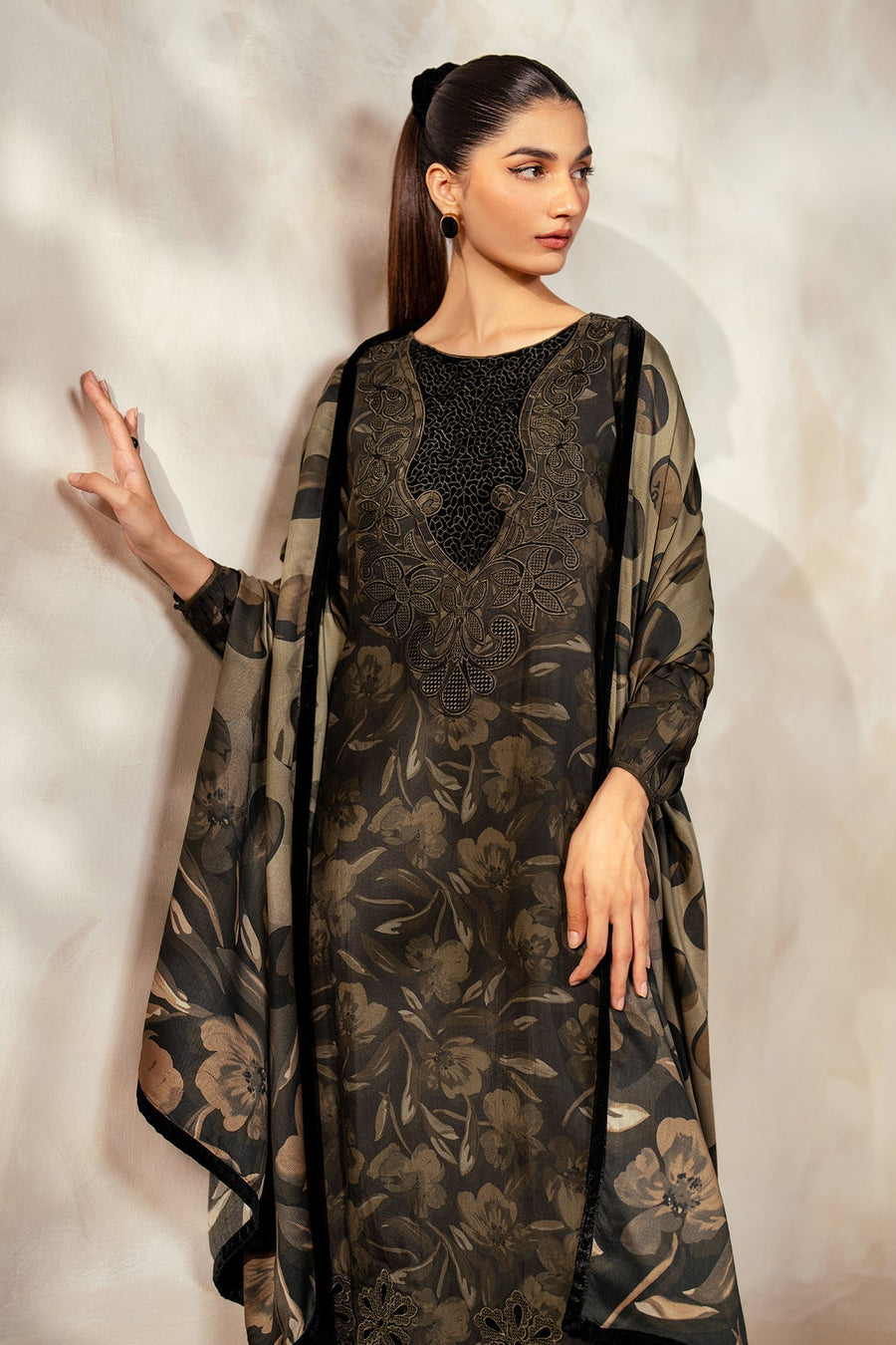 Unstitched '24 - Embroidered Khaddar Uf-4030 (RTS) photo 4