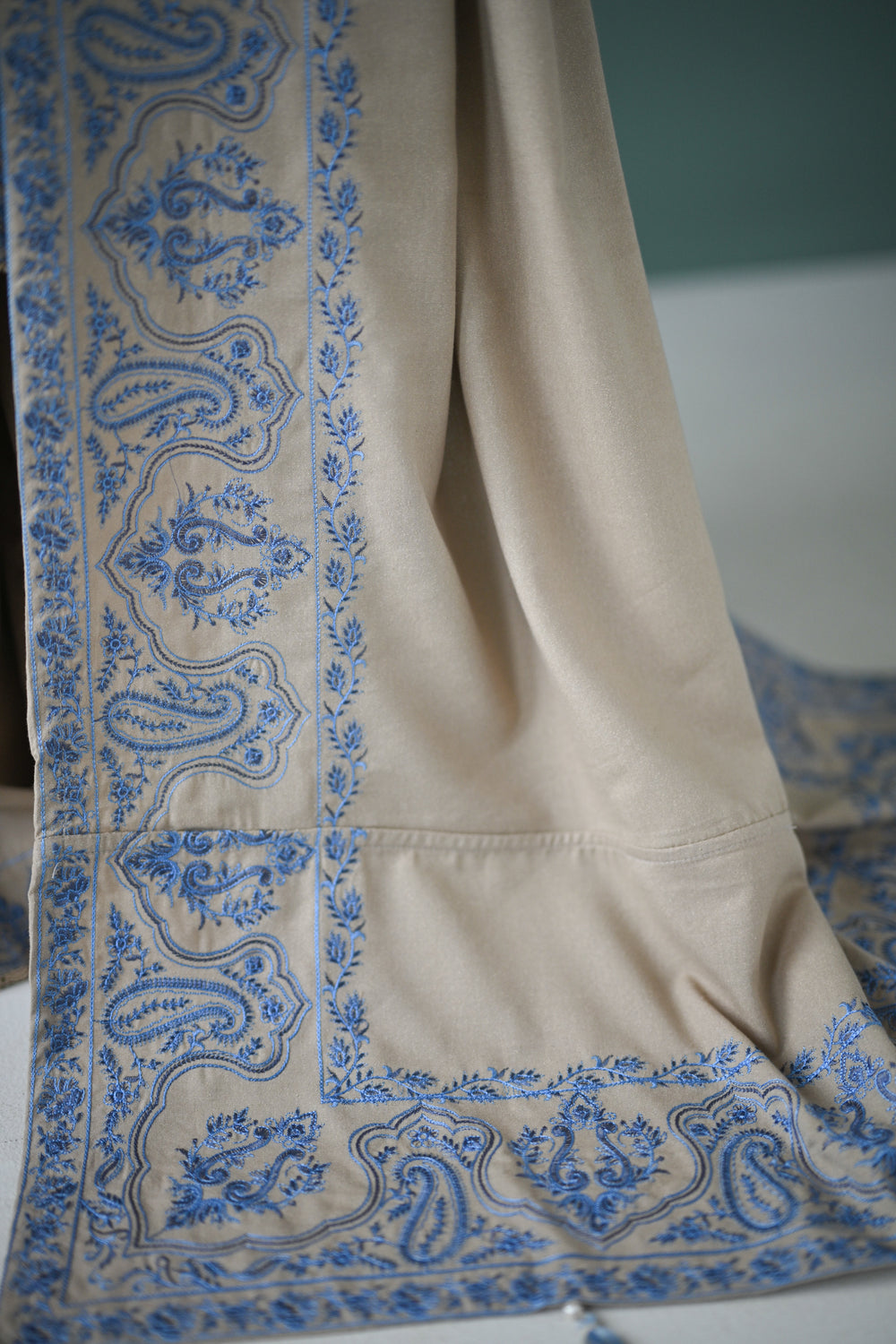 Luxury Karandi Vol II - IVORY BEIGE LUXURY EMBROIDERED KARANDI SET (NEL-24638)