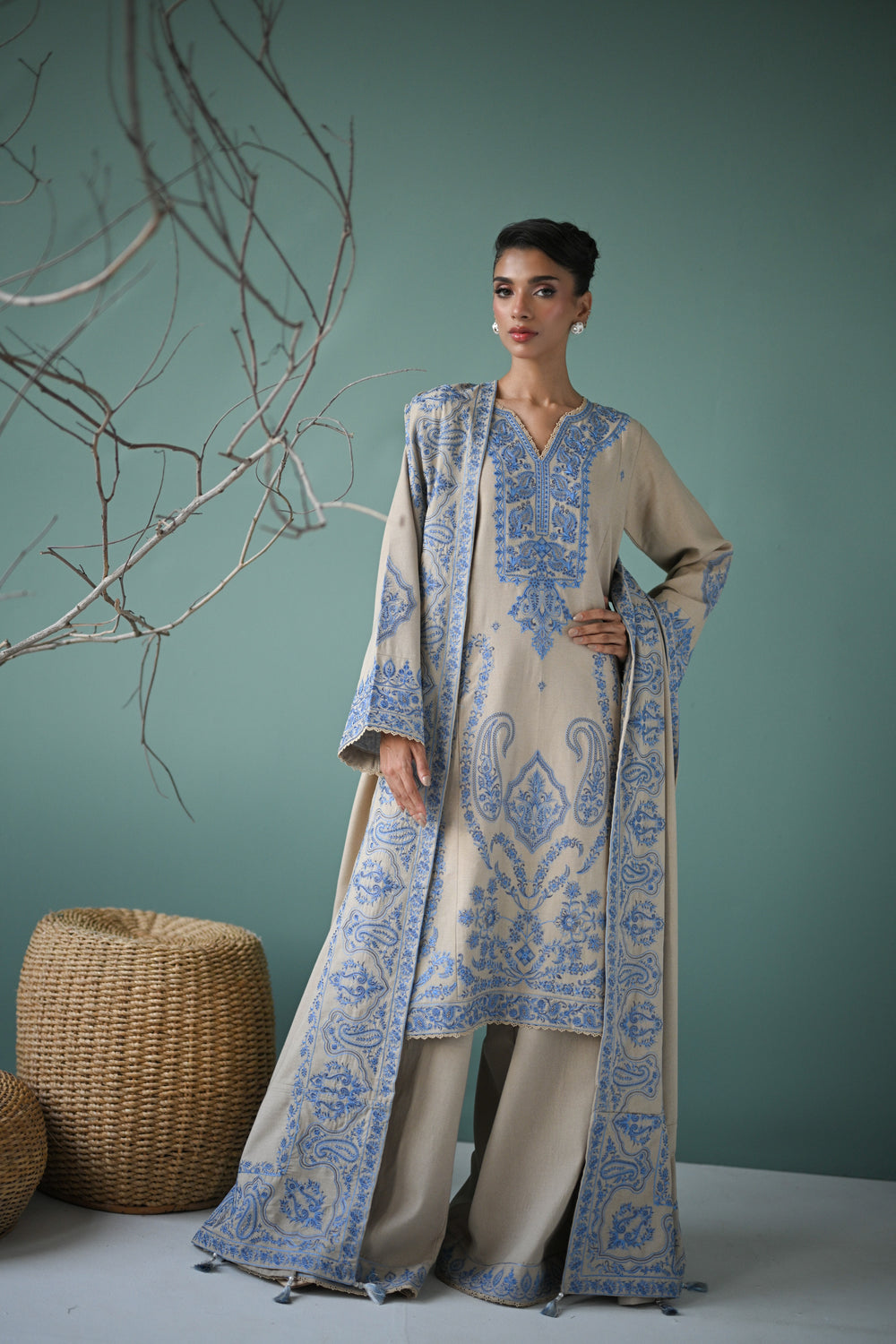 Luxury Karandi Vol II - IVORY BEIGE LUXURY EMBROIDERED KARANDI SET (NEL-24638)