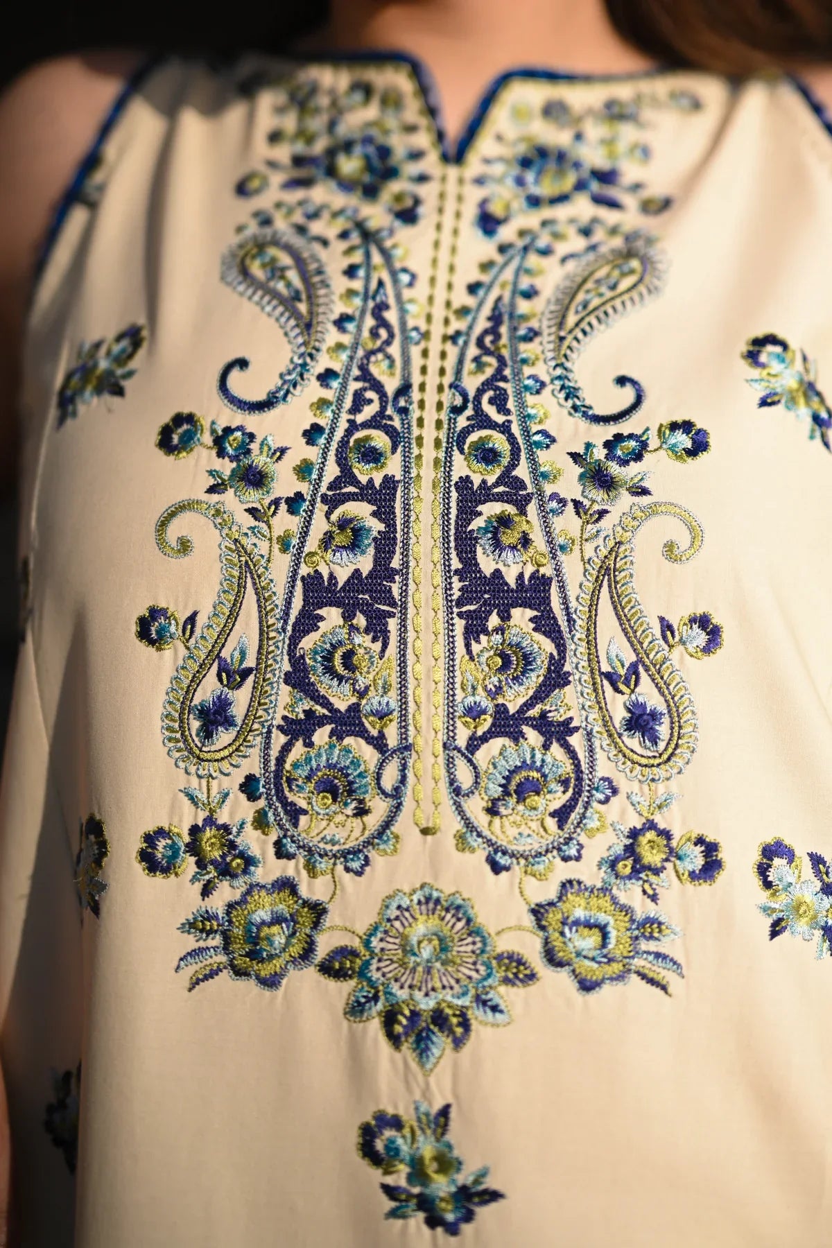 ZAINAB 1: WARM IVORY LUXURY EMBROIDERED (NEL-25604)