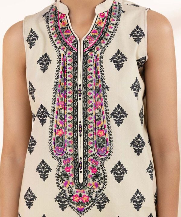 Unstitched Lawn '25 - 3 Piece - Embroidered Lawn Suit - U3PEDY25V122