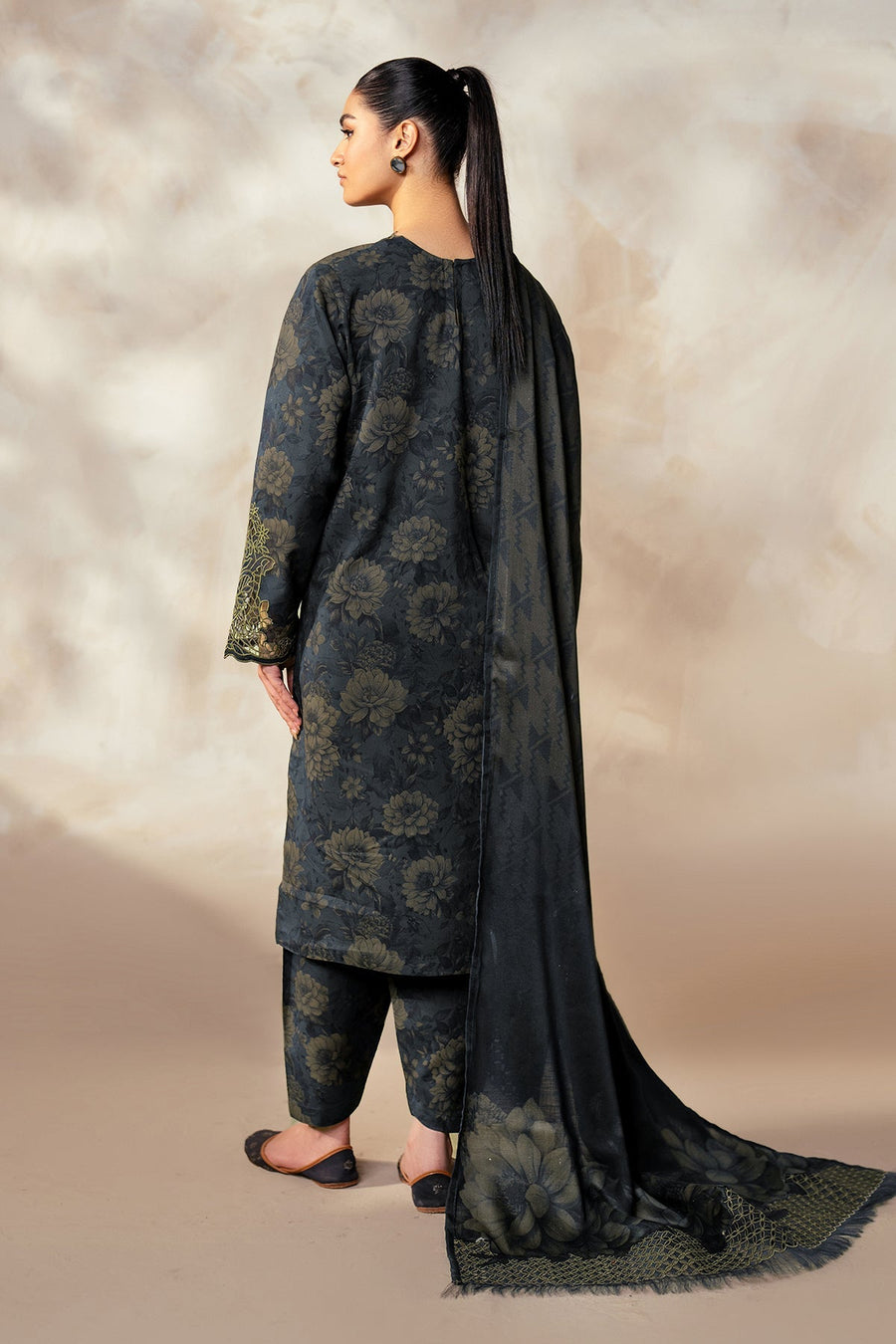 Unstitched '24 - Embroidered Khaddar Uf-4029 (RTS) photo 2