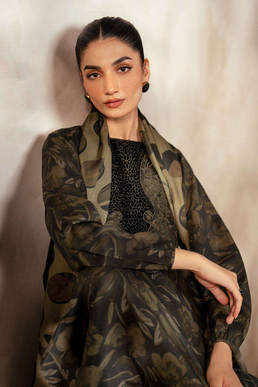 Unstitched '24 - Embroidered Khaddar Uf-4030 (RTS) photo 5