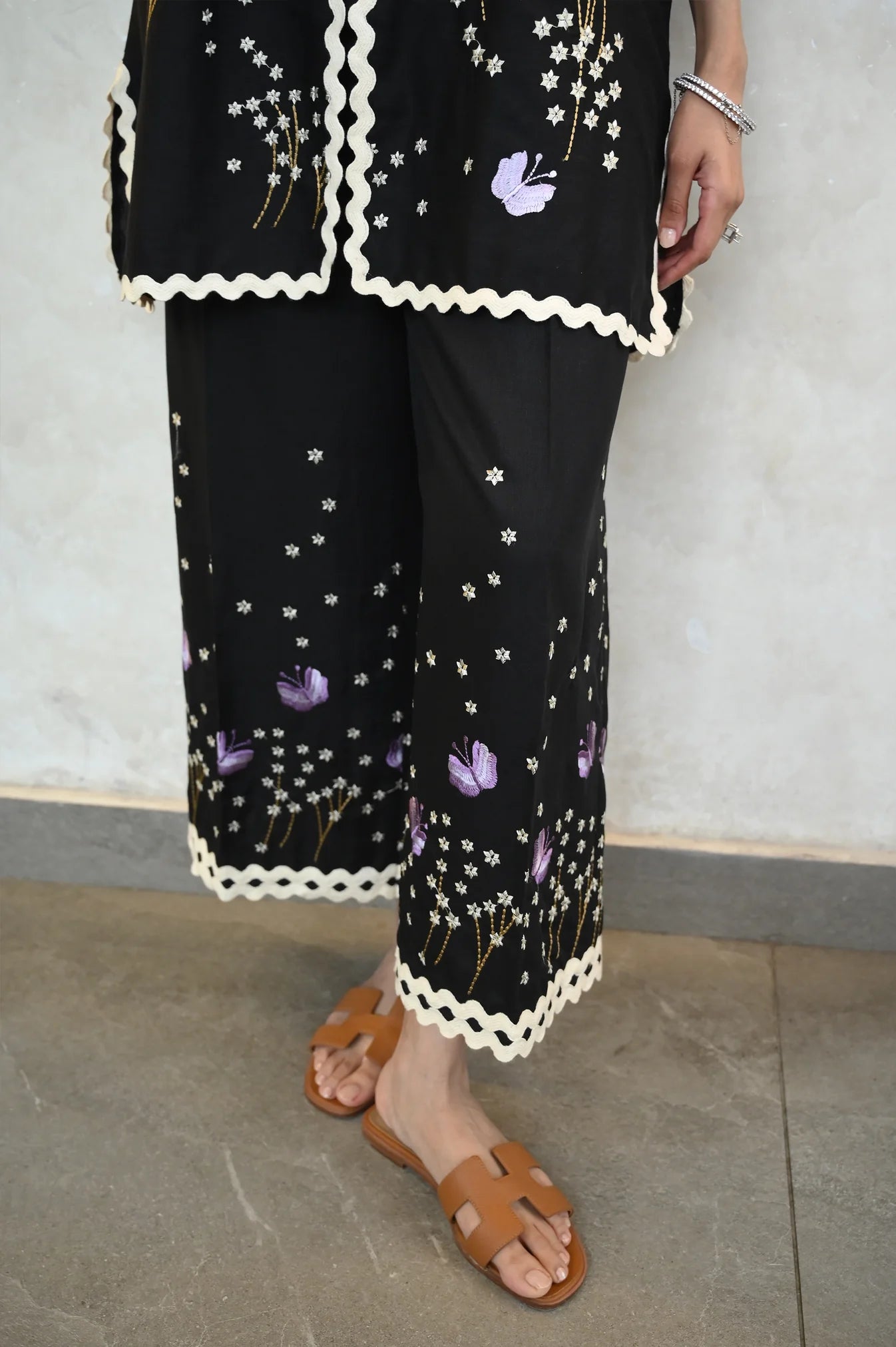 Noir Petals I Stitched Lapret Casuals'26