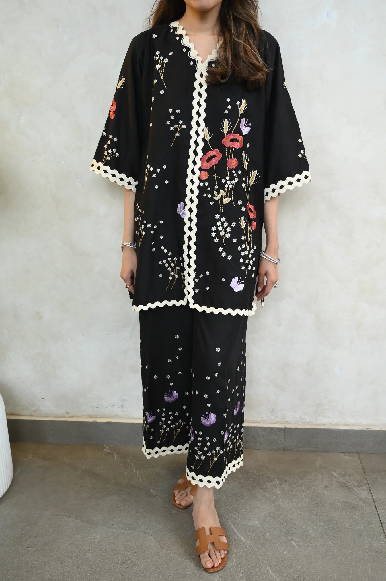 Noir Petals I Stitched Lapret Casuals'26