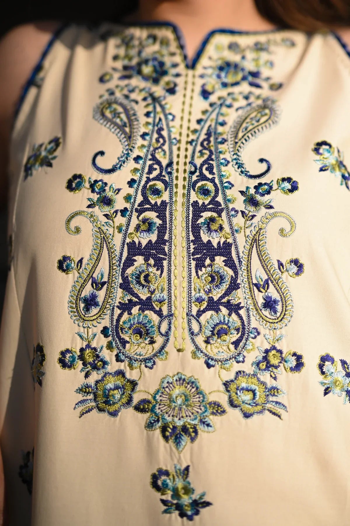 ZAINAB 1: WARM IVORY LUXURY EMBROIDERED  (NEL-25604)